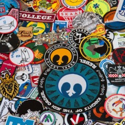 Emblemas, emblemas e emblemas bordados personalizados