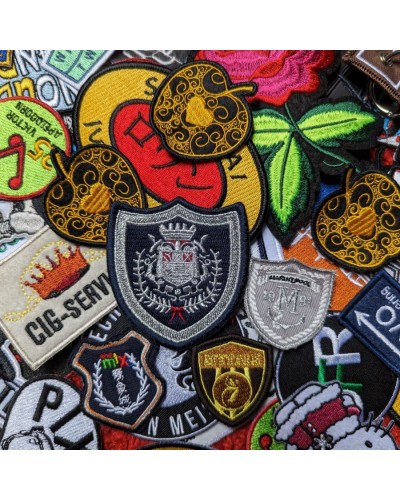 Emblemas, emblemas e emblemas bordados personalizados